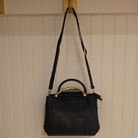 Elegant Black Handbag with Gold Accents - Picture 6 of 6